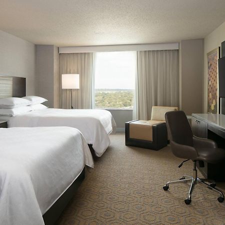Sheraton Overland Park Hotel At The Convention Center Exterior photo
