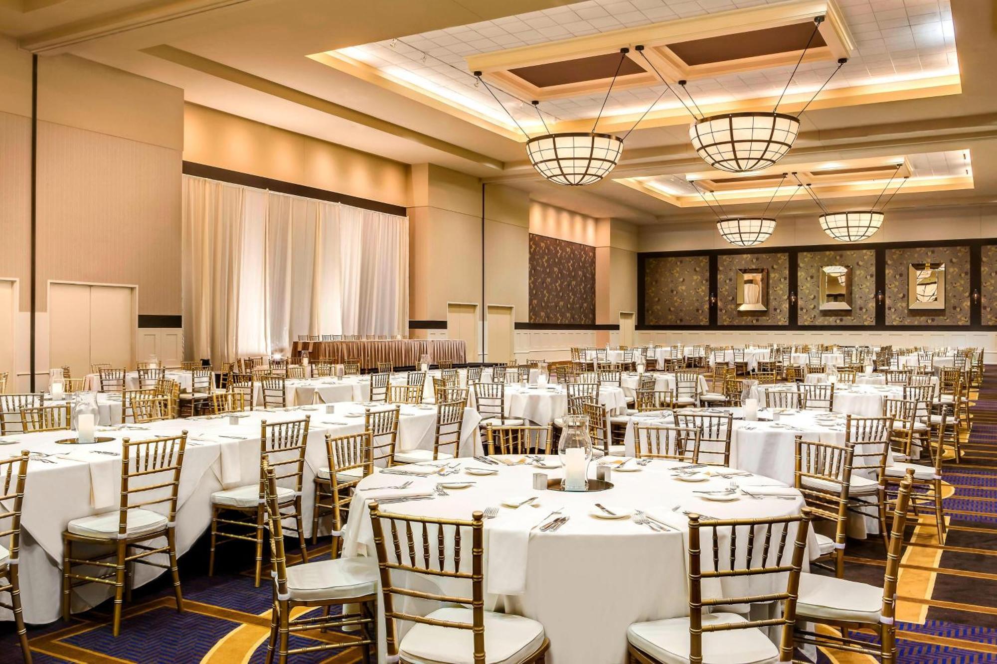 Sheraton Overland Park Hotel At The Convention Center Exterior photo